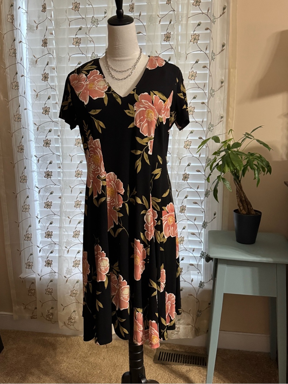 Croft & Barrow feminine Black Dress with Pink Floral Print. In GREAT shape! Sz L